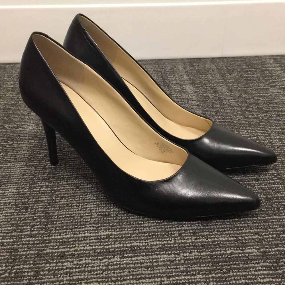 Classic Nine West pointy toe pumps